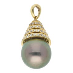 Diamond and Pearl Pendant in 18K Yellow Gold